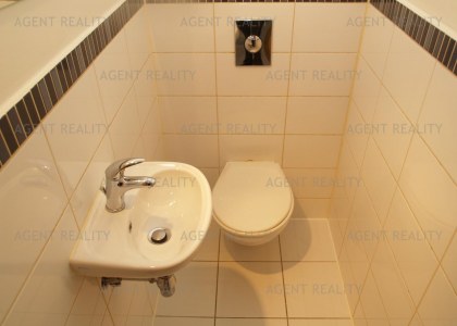 Pronájem bytu 2+kk,44m2 s terasou 23m2 a předzahrádkou 221m2 včetně garážévého stání. P6-Bílá Hora.