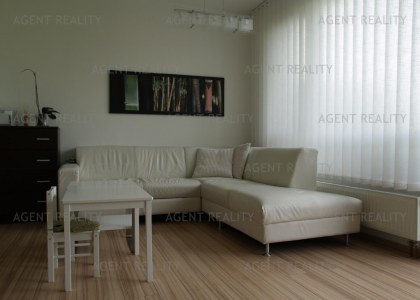 Pronájem bytu 2+kk,44m2 s terasou 23m2 a předzahrádkou 221m2 včetně garážévého stání. P6-Bílá Hora.