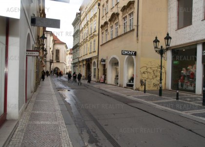 Pronájem rekonstruované kancelářské prostory 4+kk, 90 m2 v domě nedaleko Staroměstského náměstí.