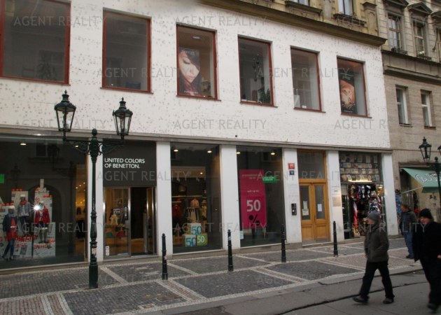 Pronájem rekonstruované kancelářské prostory 4+kk, 90 m2 v domě nedaleko Staroměstského náměstí.