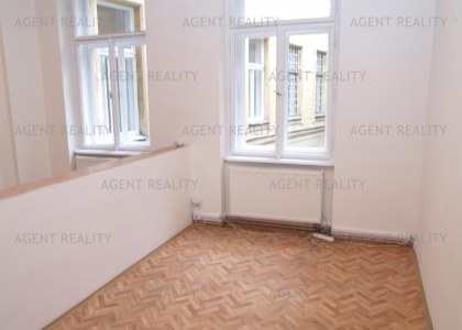 Pronájem rekonstruované kancelářské prostory 4+kk, 90 m2 v domě nedaleko Staroměstského náměstí.