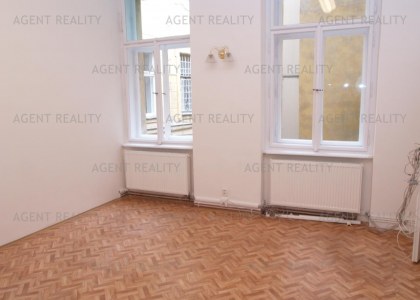 Pronájem rekonstruované kancelářské prostory 4+kk, 90 m2 v domě nedaleko Staroměstského náměstí.