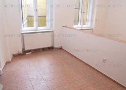 Pronájem rekonstruované kancelářské prostory 4+kk, 90 m2 v domě nedaleko Staroměstského náměstí.