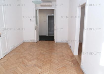 Pronájem kanceláře 5+1, 130m2 v činžovním domě u tramvajové zastávky ul.Ječná, P2-Nové Město.