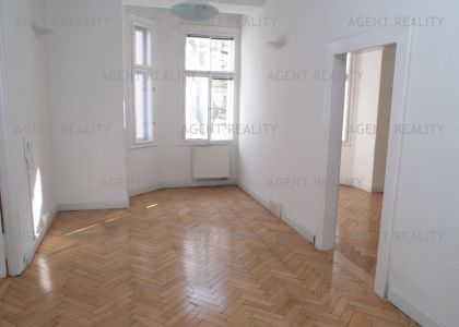 Pronájem kanceláře 5+1, 130m2 v činžovním domě u tramvajové zastávky ul.Ječná, P2-Nové Město.