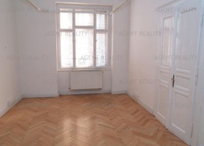Pronájem kanceláře 5+1, 130m2 v činžovním domě u tramvajové zastávky ul.Ječná, P2-Nové Město.