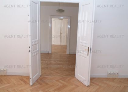 Pronájem kanceláře 5+1, 130m2 v činžovním domě u tramvajové zastávky ul.Ječná, P2-Nové Město.