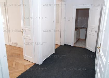 Pronájem kanceláře 5+1, 130m2 v činžovním domě u tramvajové zastávky ul.Ječná, P2-Nové Město.
