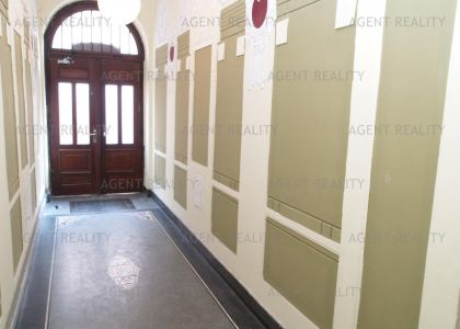 Pronájem kanceláře 5+1, 130m2 v činžovním domě u tramvajové zastávky ul.Ječná, P2-Nové Město.
