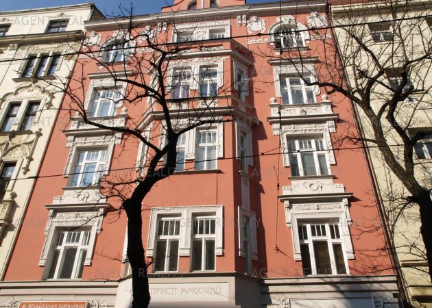 Pronájem kanceláře 5+1, 130m2 v činžovním domě u tramvajové zastávky ul.Ječná, P2-Nové Město.