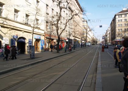 Pronájem kanceláře 5+1, 130m2 v činžovním domě u tramvajové zastávky ul.Ječná, P2-Nové Město.