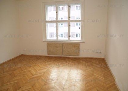 Pronájem rekonstruovaného nezařázeného bytu 3+kk,96m2 v činžovním domě v klidné části P7-Holešovice.