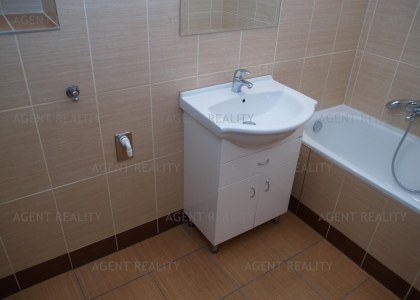 Pronájem rekonstruovaného nezařázeného bytu 3+kk,96m2 v činžovním domě v klidné části P7-Holešovice.