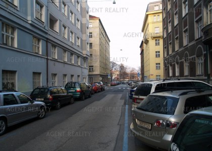 Pronájem rekonstruovaného nezařázeného bytu 3+kk,96m2 v činžovním domě v klidné části P7-Holešovice.