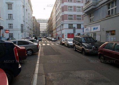 Pronájem rekonstruovaného nezařázeného bytu 3+kk,96m2 v činžovním domě v klidné části P7-Holešovice.