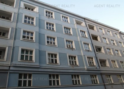 Pronájem rekonstruovaného nezařázeného bytu 3+kk,96m2 v činžovním domě v klidné části P7-Holešovice.