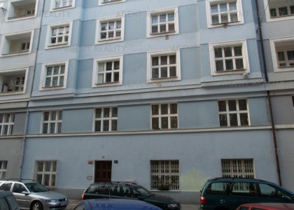 Pronájem rekonstruovaného nezařázeného bytu 3+kk,96m2 v činžovním domě v klidné části P7-Holešovice.