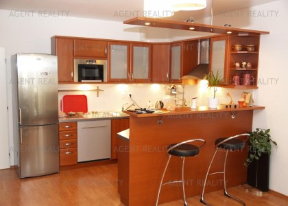 Agentreality pronajme velmi pěkný  byt 3+kk,74m2 v novostavbě s balkonem P4-Nusle.