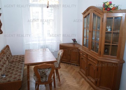 Pronájem částečně zařízeného světlého bytu 5+1, 150m2 v nájemním domě P5-Smíchov.