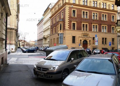 Pronájem částečně zařízeného světlého bytu 5+1, 150m2 v nájemním domě P5-Smíchov.