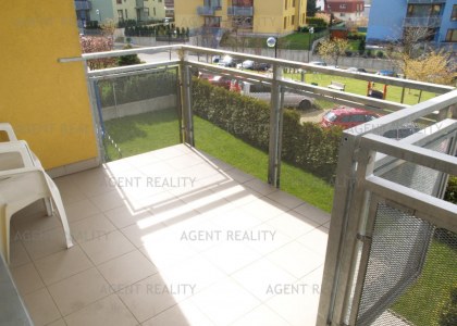 Pronájem zařízeného moderního bytu 3+kk, 80m2 s balkonem a garáží v  P6-Bílá Hora.
