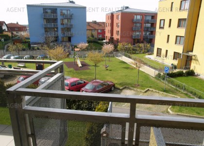 Pronájem zařízeného moderního bytu 3+kk, 80m2 s balkonem a garáží v  P6-Bílá Hora.