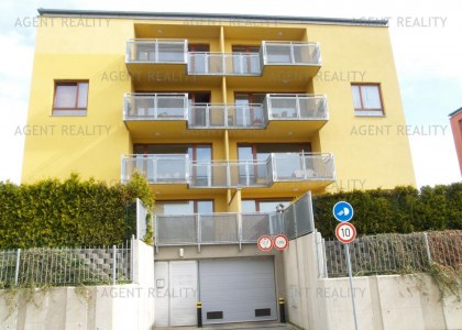 Pronájem zařízeného moderního bytu 3+kk, 80m2 s balkonem a garáží v  P6-Bílá Hora.