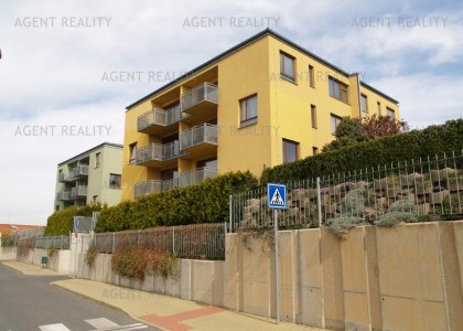 Pronájem zařízeného moderního bytu 3+kk, 80m2 s balkonem a garáží v  P6-Bílá Hora.