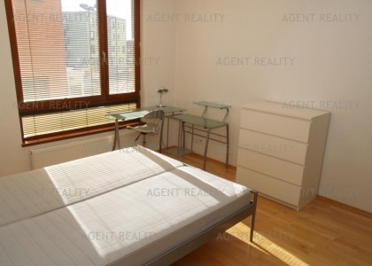 Pronájem zařízeného moderního bytu 3+kk, 80m2 s balkonem a garáží v  P6-Bílá Hora.