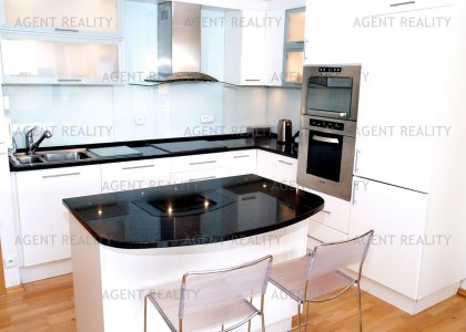 Pronájem zařízeného moderního bytu 3+kk, 80m2 s balkonem a garáží v  P6-Bílá Hora.