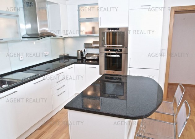 Pronájem zařízeného moderního bytu 3+kk, 80m2 s balkonem a garáží v  P6-Bílá Hora.