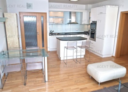 Pronájem zařízeného moderního bytu 3+kk, 80m2 s balkonem a garáží v  P6-Bílá Hora.