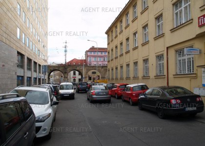 Pronájem kanceláře 13 m2 v administrativní budově u stanice metra v centru Prahy P8-Florenc.