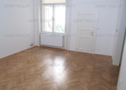 Pronájem výjimečné kaceláře 4+1,124m2 v rezidenčním domě v ulici Pařížská P1-Staré Město.
