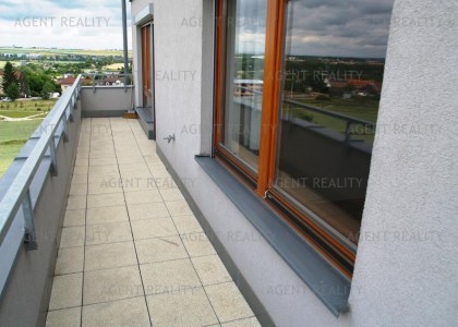 Pronájem modeního bytu 3+kk, 90m2 s dvěmi terasami 35m2 s parkovacím stáním v novostavbě P-Zličín