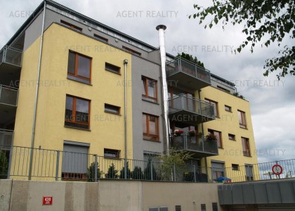 Pronájem modeního bytu 3+kk, 90m2 s dvěmi terasami 35m2 s parkovacím stáním v novostavbě P-Zličín