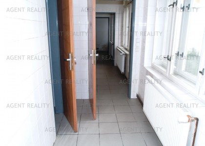 Pronájem nebytového prostoru 338m2 s výlohami a skladem 227m2 v oblíbené lokalitě P2-Vinohrady 