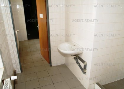 Pronájem nebytového prostoru 338m2 s výlohami a skladem 227m2 v oblíbené lokalitě P2-Vinohrady 