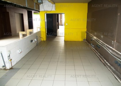 Pronájem nebytového prostoru 338m2 s výlohami a skladem 227m2 v oblíbené lokalitě P2-Vinohrady 
