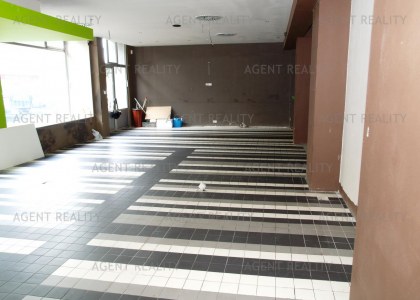 Pronájem nebytového prostoru 338m2 s výlohami a skladem 227m2 v oblíbené lokalitě P2-Vinohrady 