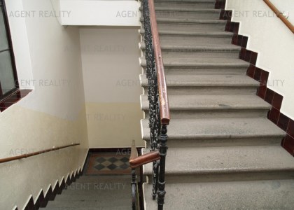 Pronájem bytu 1+1,42m2 nedaleko Vltavy a Kinského zahrady v těsné blíkosti OC Anděl P5-Smíchov.