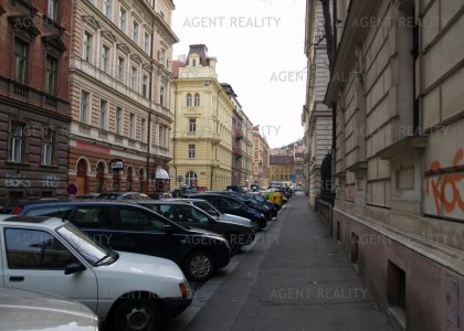 Pronájem bytu 1+1,42m2 nedaleko Vltavy a Kinského zahrady v těsné blíkosti OC Anděl P5-Smíchov.