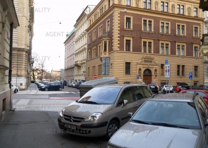 Pronájem bytu 1+1,42m2 nedaleko Vltavy a Kinského zahrady v těsné blíkosti OC Anděl P5-Smíchov.