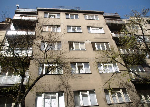 Prodej rekonstruovaného bytu 3+kk,93m2 v činžovním domě s dvěma terasami a výtahem v P7-Holešovice.