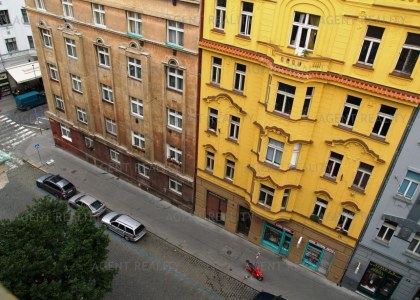 Prodej rekonstruovaného bytu 3+kk,93m2 v činžovním domě s dvěma terasami a výtahem v P7-Holešovice.