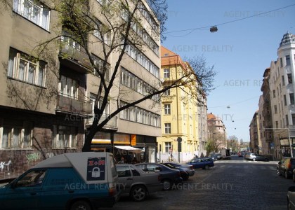 Prodej rekonstruovaného bytu 3+kk,93m2 v činžovním domě s dvěma terasami a výtahem v P7-Holešovice.