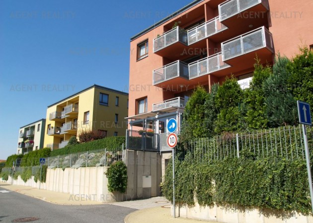 Pronájem moderního bytu 3+kk, 69m2 v novostavbě s garáží a předzahrádkou 120m2 v P6- Bílá Hora.