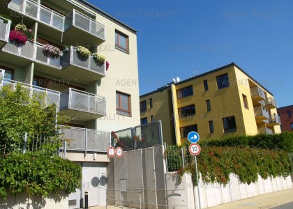 Pronájem moderního bytu 3+kk, 69m2 v novostavbě s garáží a předzahrádkou 120m2 v P6- Bílá Hora.