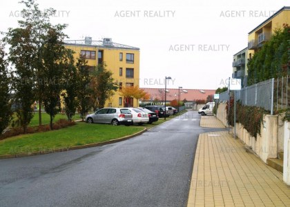 Pronájem moderního bytu 3+kk, 69m2 v novostavbě s garáží a předzahrádkou 120m2 v P6- Bílá Hora.