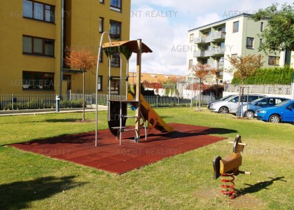 Pronájem moderního bytu 3+kk, 69m2 v novostavbě s garáží a předzahrádkou 120m2 v P6- Bílá Hora.